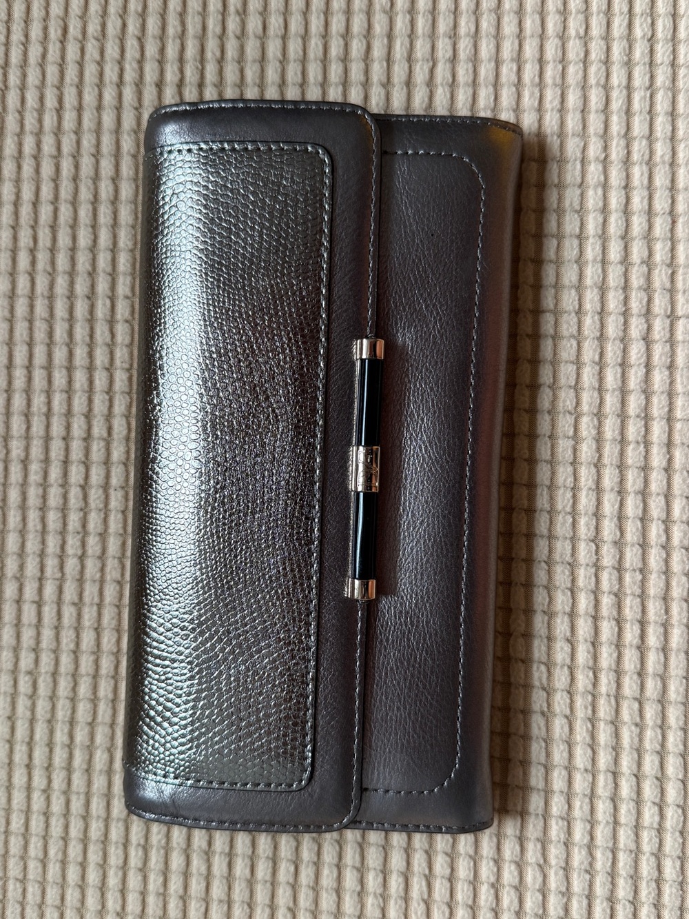 DVF 100% cow Leather Clutch Wallet - silver